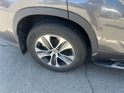 Used 2020 Toyota Highlander XLE image 3