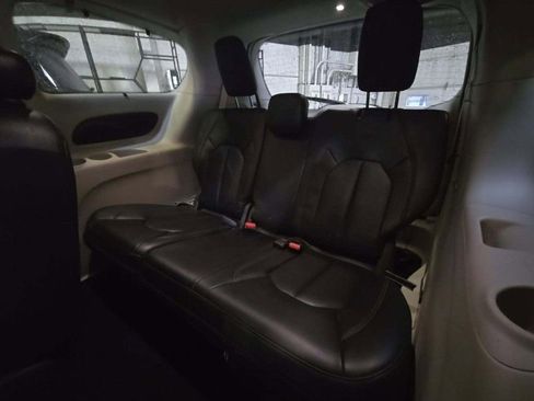 Used 2018 Chrysler Pacifica Touring-L image 5