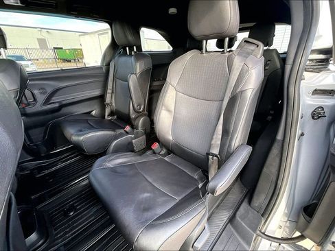 Used 2024 Toyota Sienna XLE Woodland Edition image 31