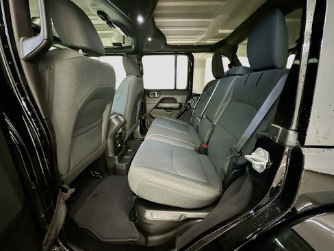 Used 2025 Jeep Wrangler Sahara image 28