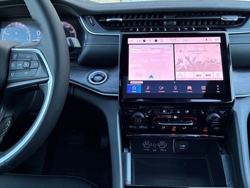 New 2025 Jeep Grand Cherokee Limited w/ Luxury Tech Group II image 18