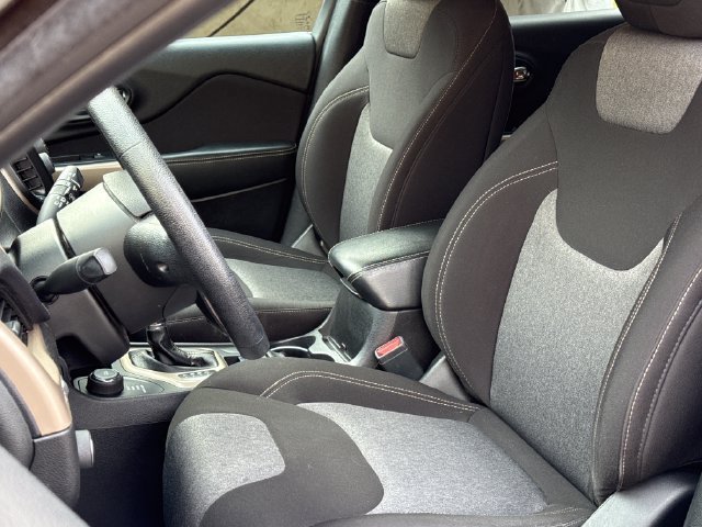 Used 2018 Jeep Cherokee Latitude AWD/4WD image 17