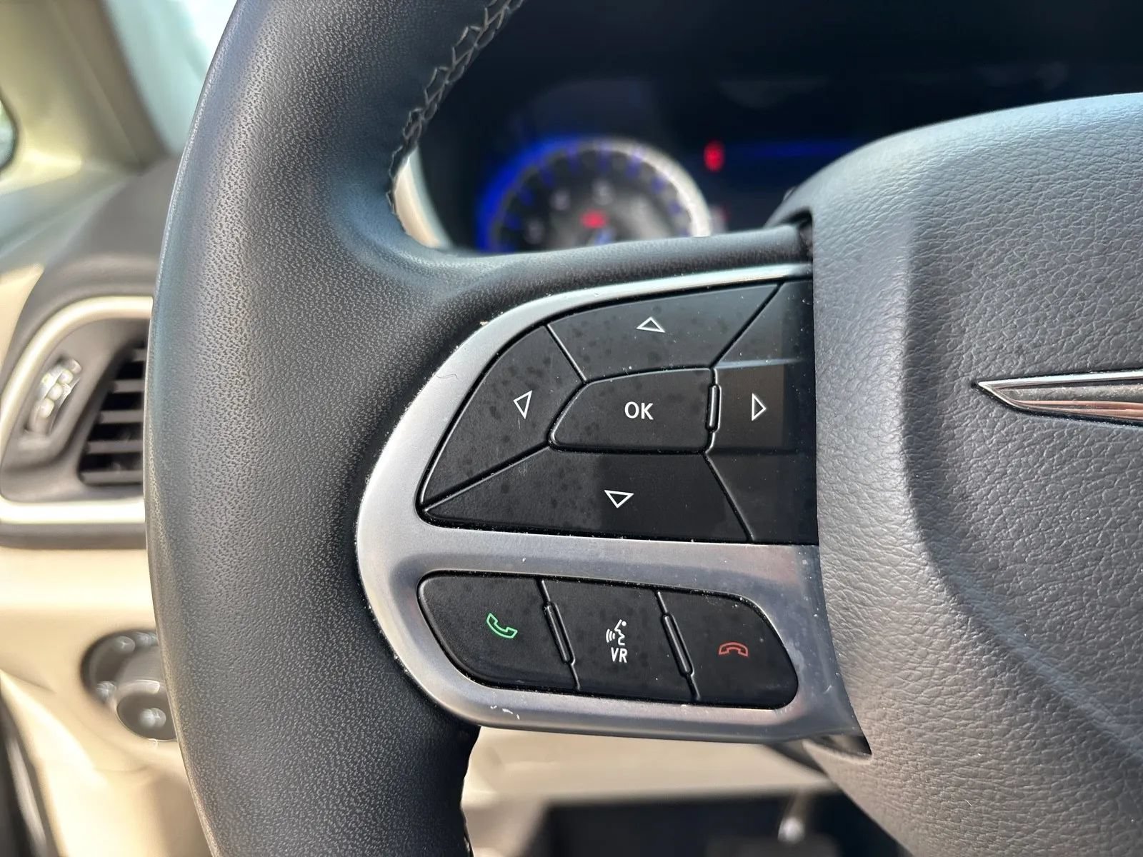 Used 2024 Chrysler Pacifica Touring-L FWD image 17