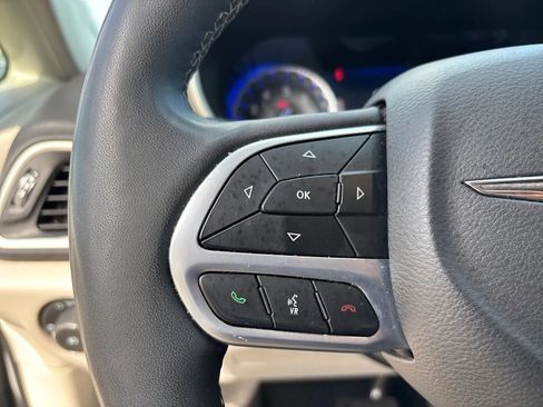 Used 2024 Chrysler Pacifica Touring-L FWD image 17