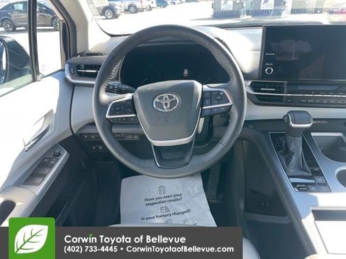 Used 2025 Toyota Sienna XLE image 21