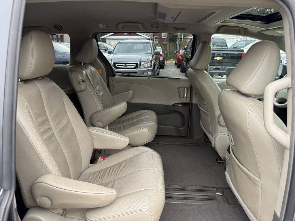 Used 2011 Toyota Sienna XLE w/ Entertainment Pkg FWD image 29