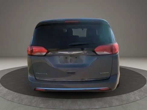 Used 2020 Chrysler Pacifica Touring-L FWD image 4