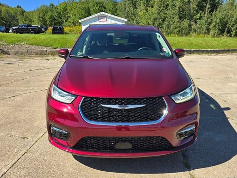 Used 2023 Chrysler Pacifica Touring-L AWD/4WD image 8