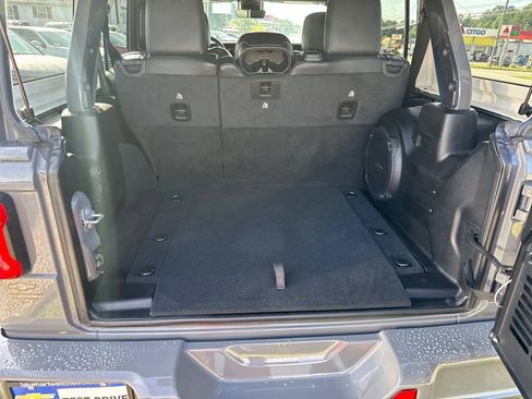 Used 2022 Jeep Wrangler Unlimited Sahara AWD/4WD image 6
