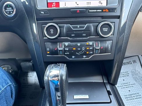 Used 2017 Ford Explorer XLT w/ Equipment Group 202A AWD/4WD image 31