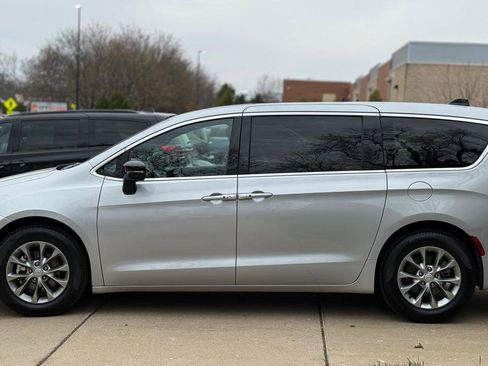 Used 2026 Chrysler Pacifica Limited image 4