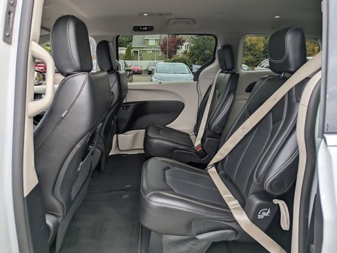 Used 2024 Chrysler Pacifica Touring-L image 29