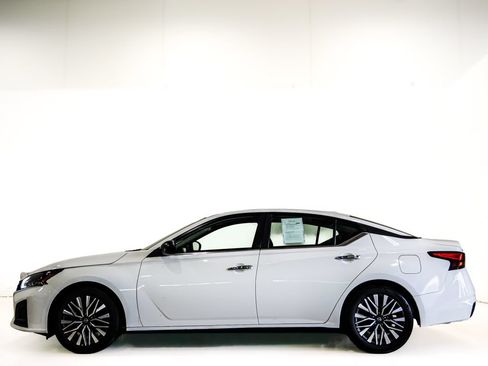 Used 2025 Nissan Altima 2.5 SV FWD image 5