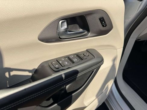 Used 2023 Chrysler Pacifica Touring-L FWD image 17