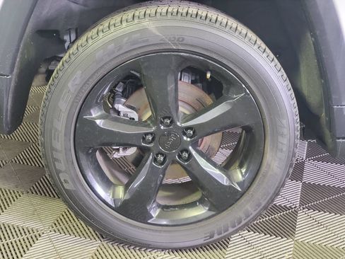 Used 2023 Jeep Grand Cherokee Altitude AWD/4WD image 5