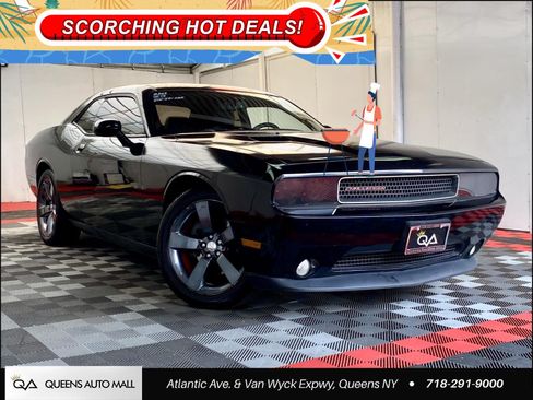 Used 2013 Dodge Challenger SXT RWD image 1