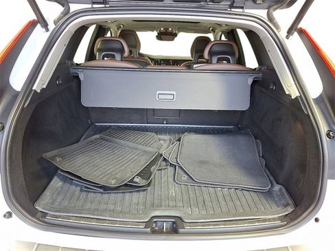 Used 2018 Volvo XC60 T5 Momentum w/ Vision Package image 29