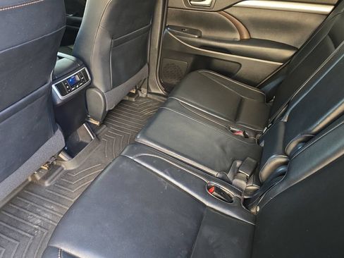 Used 2014 Toyota Highlander XLE w/ Preferred Accessory Package AWD/4WD image 9