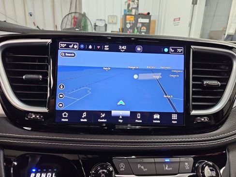 Used 2025 Chrysler Pacifica Limited FWD image 23