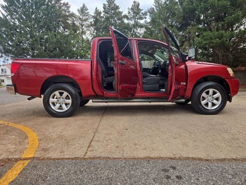 Used 2014 Nissan Titan SV w/ SV Premium Utility Package image 4