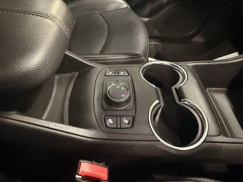 Used 2024 GMC Terrain SLT image 29