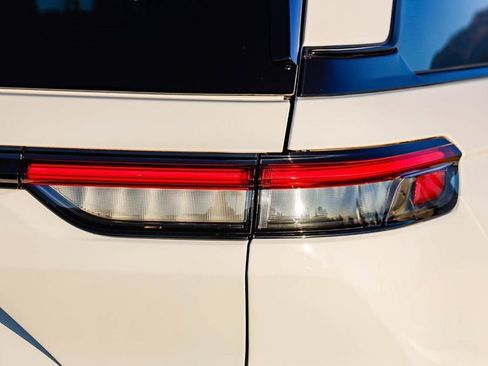 New 2025 Jeep Grand Cherokee Altitude image 10