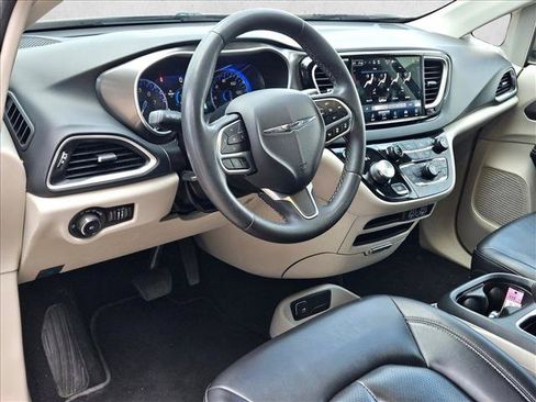 Used 2023 Chrysler Pacifica Touring-L FWD image 9