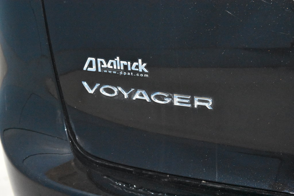 Used 2025 Chrysler Voyager LX FWD image 30
