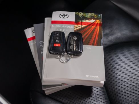Used 2021 Toyota Highlander Platinum FWD image 33