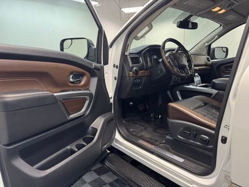 Used 2018 Nissan Titan Platinum Reserve AWD/4WD image 11