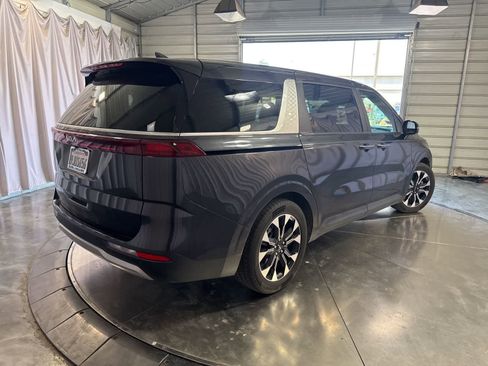 Used 2024 Kia Carnival EX image 4