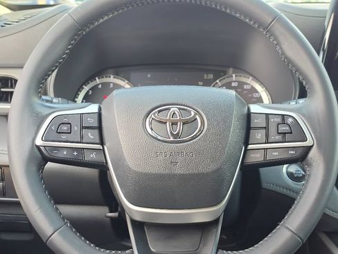 Used 2023 Toyota Highlander LE AWD/4WD image 28