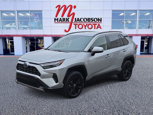 Used 2023 Toyota RAV4 SE image 1