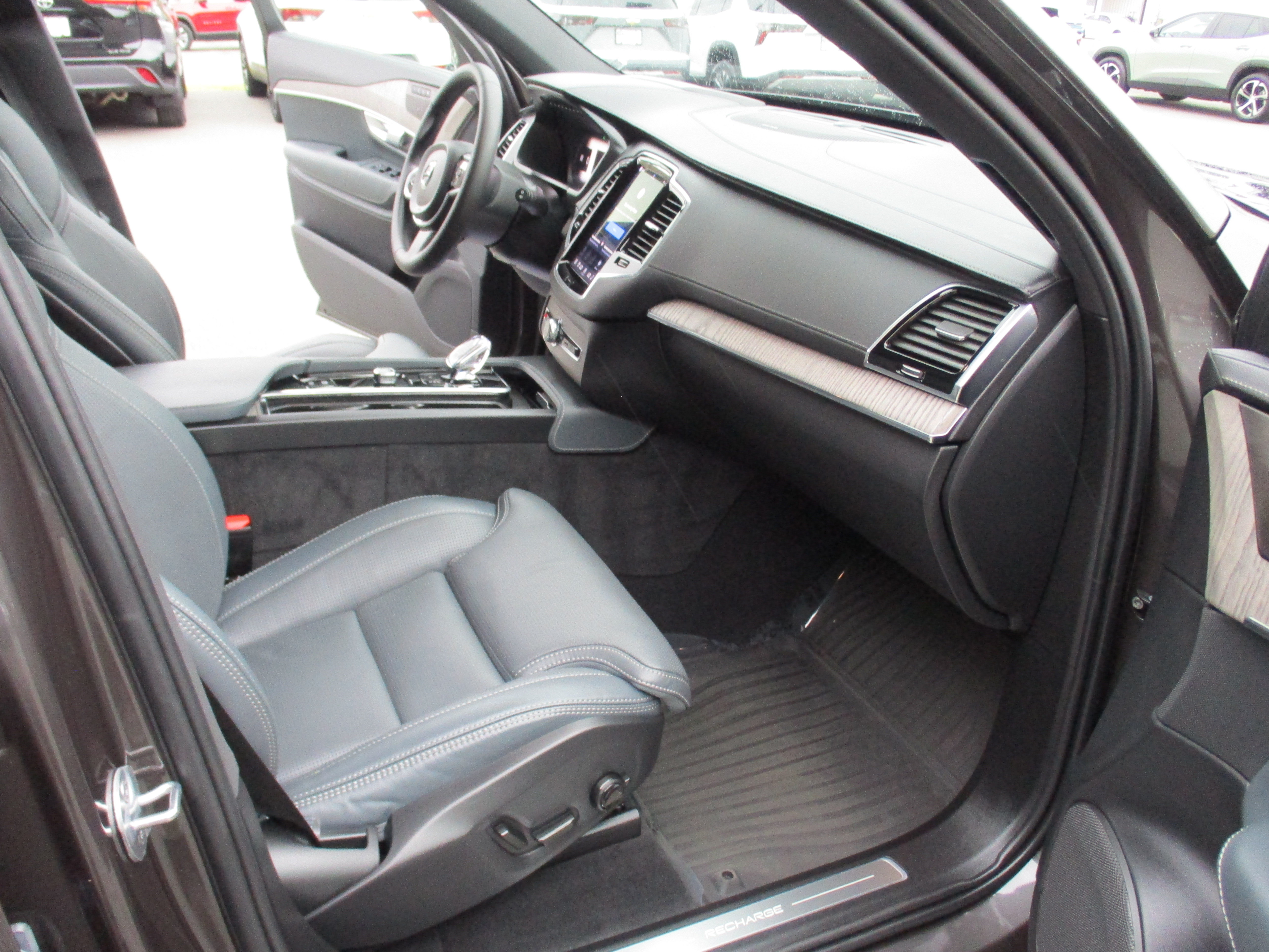 Certified 2024 Volvo XC90 T8 Ultimate w/ Protection Package Premier AWD/4WD image 16