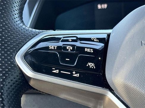 Used 2023 Volkswagen Tiguan SE R-Line image 21