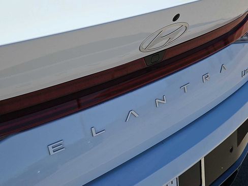 Used 2024 Hyundai Elantra Limited image 12