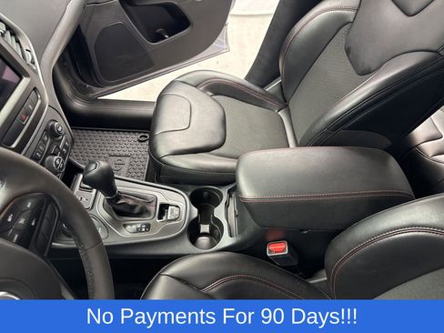 Used 2022 Jeep Cherokee Trailhawk w/ Comfort/Convenience Group AWD/4WD image 21