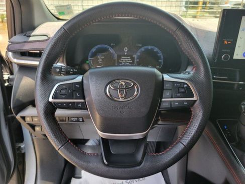Used 2025 Toyota Sienna XSE FWD image 18