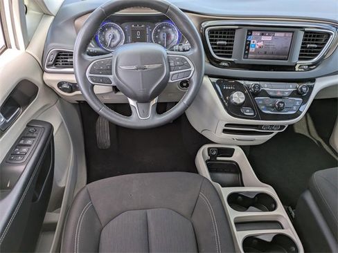 Used 2022 Chrysler Voyager LX image 19