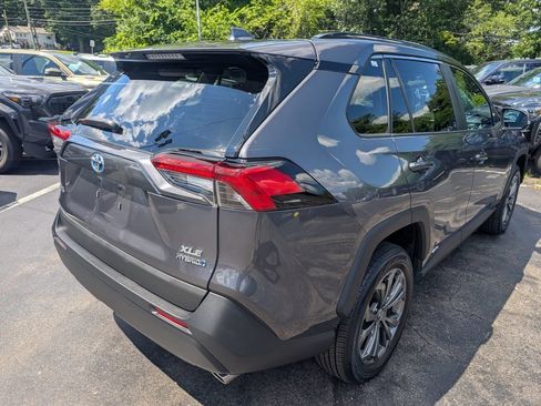 Used 2022 Toyota RAV4 XLE Premium AWD/4WD image 7