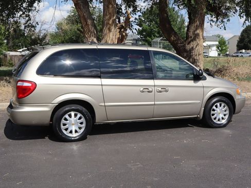 Used 2002 Chrysler Town & Country EX FWD image 4