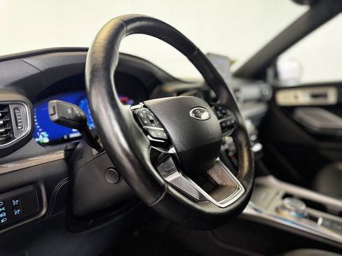 Used 2022 Ford Explorer Platinum image 16