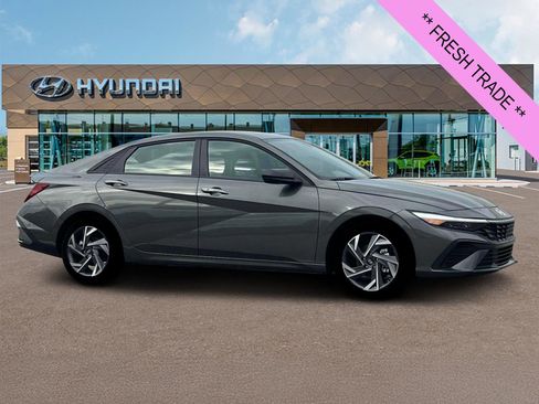Used 2025 Hyundai Elantra Sport image 12