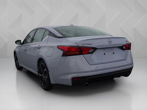 Used 2024 Nissan Altima 2.5 SR w/ SR Premium Package FWD image 3