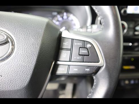 Used 2023 Toyota Highlander XLE AWD/4WD image 23