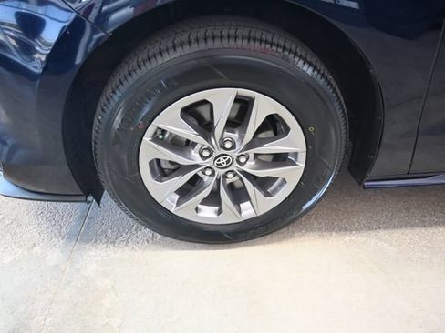 Certified 2025 Toyota Sienna LE AWD/4WD image 31