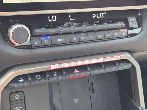 Used 2025 Toyota Tundra Limited AWD/4WD image 41