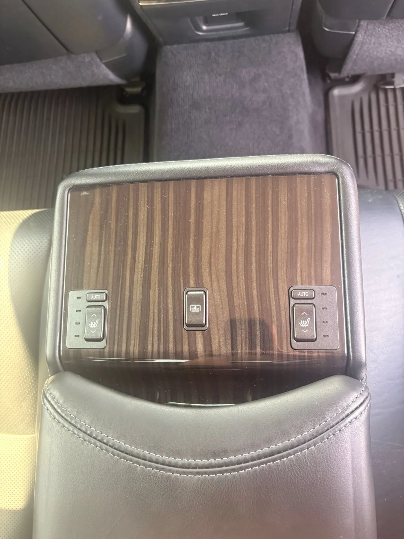 Used 2013 Lexus LS 460 AWD w/ Comfort Pkg image 38
