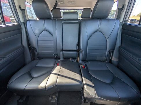 Used 2022 Toyota Highlander XLE image 24