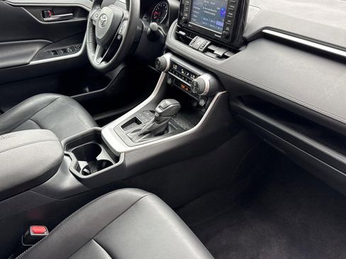 Used 2020 Toyota RAV4 XLE Premium w/ Carpet Mat Package FWD image 31